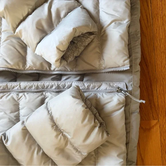 The North Face Women's Light Gray Puffer Jacket - Picture 3 of 4